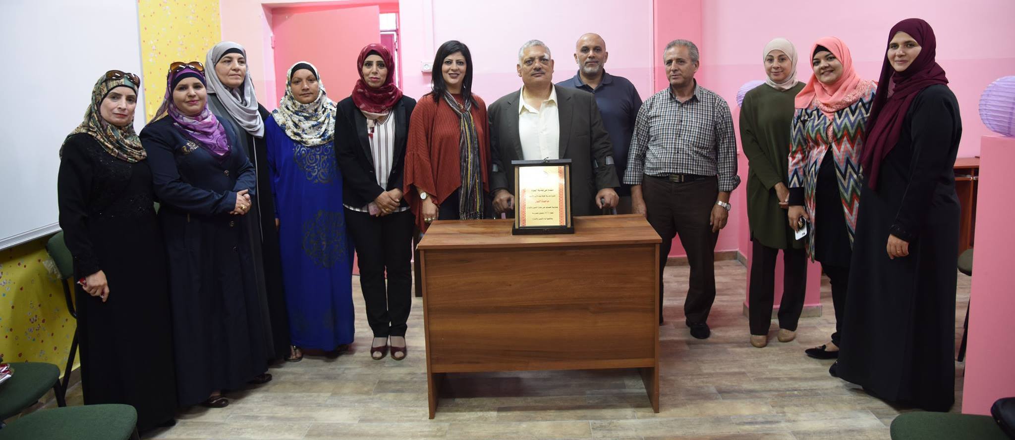 بلدية البيرة تكرم مديرة مدرسة بنات خولة بنت الأزور الأساسية 